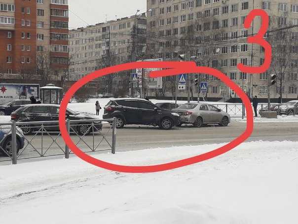На перекрёстке Бухарестской и Димитрова не работает светофор. Сразу четыре аварии.