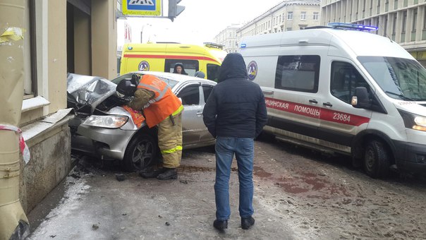 На пересечении Лермонтовского проспекта и Рижского проспекта Ford въехал в дом. Водитель молодой пар...