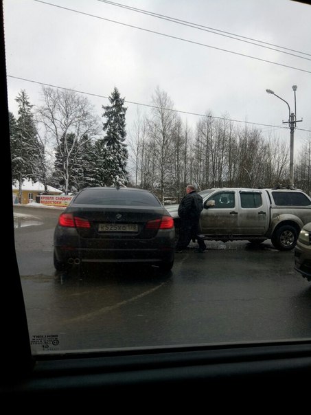 В сторону Всеволожска перед переездом ДТП. Пробка собралась большая.