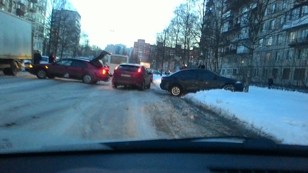 Машины разлетевшись после ДТП образовали Блок Пост на улице Софьи Ковалевской