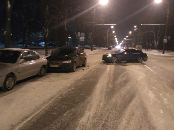 Mercedes заскользил и уплотнил припаркованные автомобили на Будапештской у дома 28.