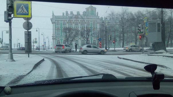 На пересечении Дворцового пр-да и Дворцовой наб. Пересеклись траектории Kia Ceed sw и VW Polo, котор...