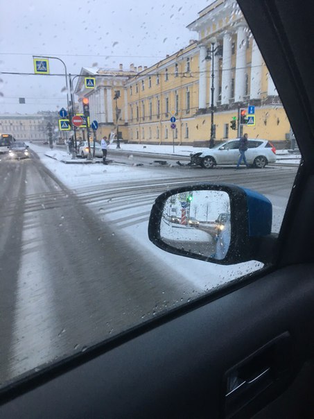 На пересечении Дворцового пр-да и Дворцовой наб. Пересеклись траектории Kia Ceed sw и VW Polo, котор...