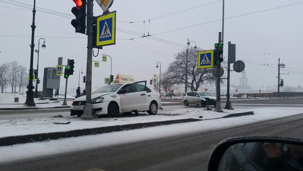 На пересечении Дворцового пр-да и Дворцовой наб. Пересеклись траектории Kia Ceed sw и VW Polo, котор...