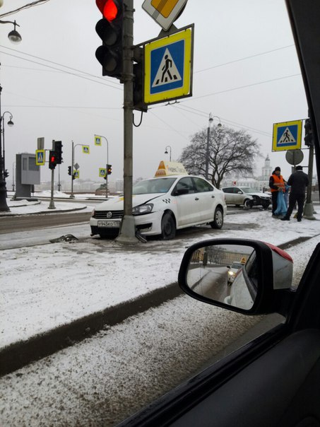 На пересечении Дворцового пр-да и Дворцовой наб. Пересеклись траектории Kia Ceed sw и VW Polo, котор...