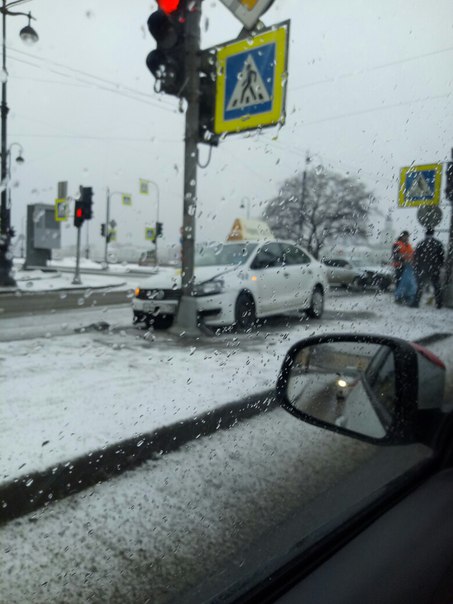 На пересечении Дворцового пр-да и Дворцовой наб. Пересеклись траектории Kia Ceed sw и VW Polo, котор...