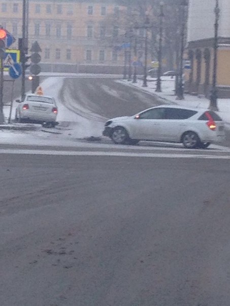 На пересечении Дворцового пр-да и Дворцовой наб. Пересеклись траектории Kia Ceed sw и VW Polo, котор...