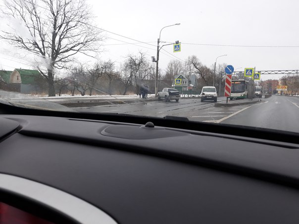 В Стрельне, на Санкт-Петербургском шоссе, по всей видимости ВАЗ 2106 пропускал пешехода, а Ситроен д...