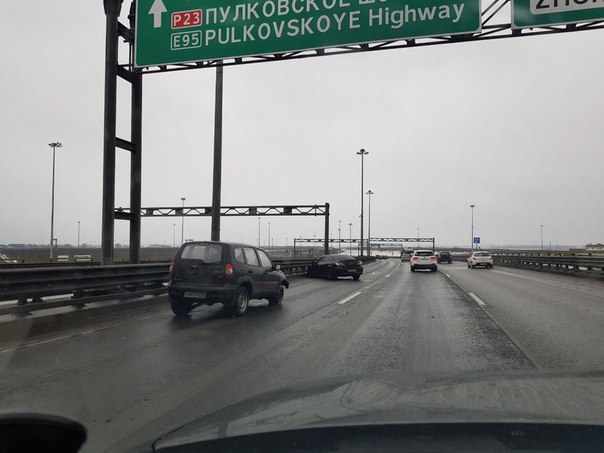 Нехилая авария на КАДе, на пересечении с Таллинским шоссе. Вертолета не видел.