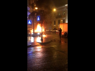 На Владимирском проспекте, напротив театра Ленсовета горит Ягуар и рядом Ford зацепило