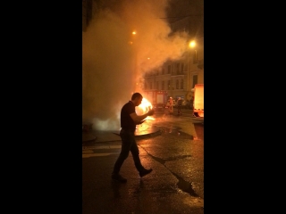 На Владимирском проспекте, напротив театра Ленсовета горит Ягуар и рядом Ford зацепило
