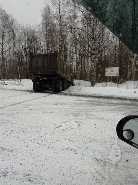 На Лапинском проспекте около молокозавода, грузовик не вошёл в поворот и приуныл в кювете