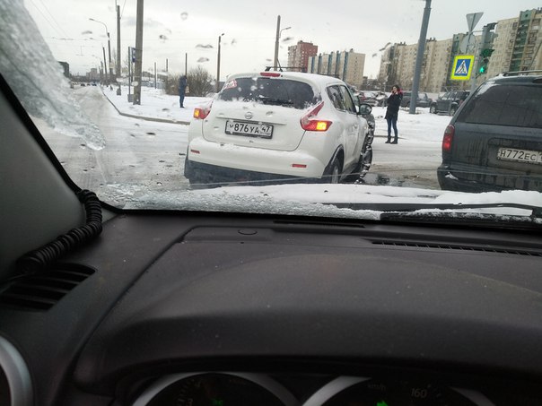 На повороте с Коммуны на Ленскую, Nissan Джук разбили об Фиат Добло,