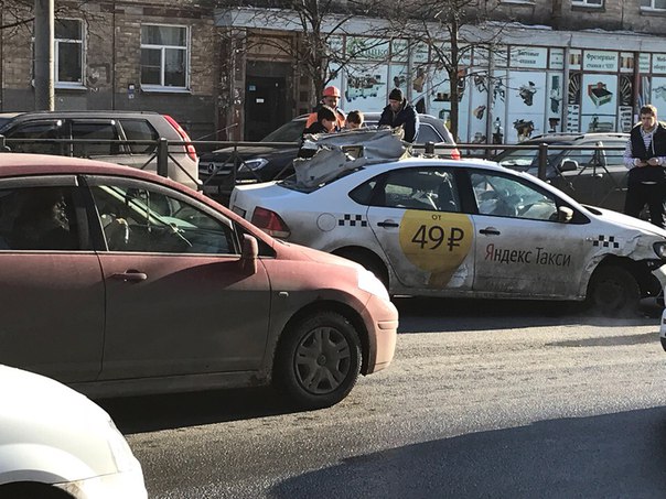 На ул,Ивановская ДТП, такси влетел в отбойник, проехал на боку несколько метров