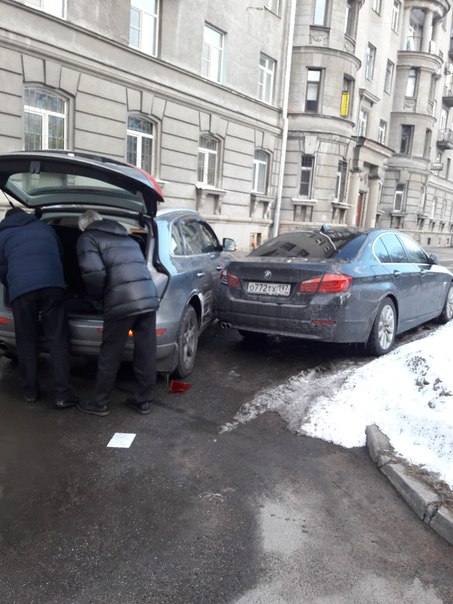 Припаркованный BMW помешал повернуть направо водителю AUDI, у дома 15 на Кузнецовской улице