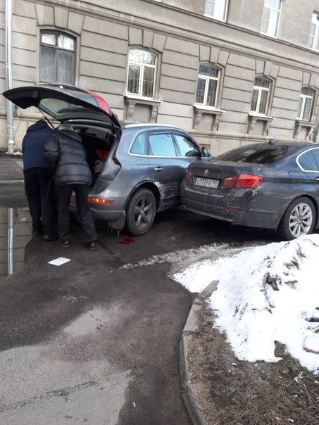 Припаркованный BMW помешал повернуть направо водителю AUDI, у дома 15 на Кузнецовской улице
