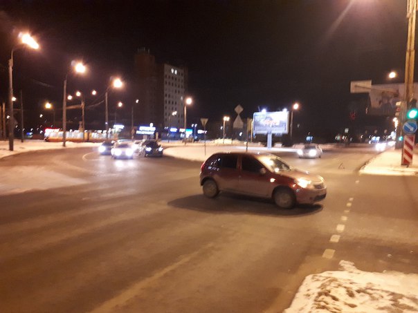 На круге Руставели и Науки 26 марта в 23:52 Черный Volkswagen Polo проехал на красный свет , получи...