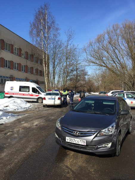Около поликлиники N 103, во дворе у перекрестка Энтузиастов и Передовиков водитель на Hyundai, сбил Ба...