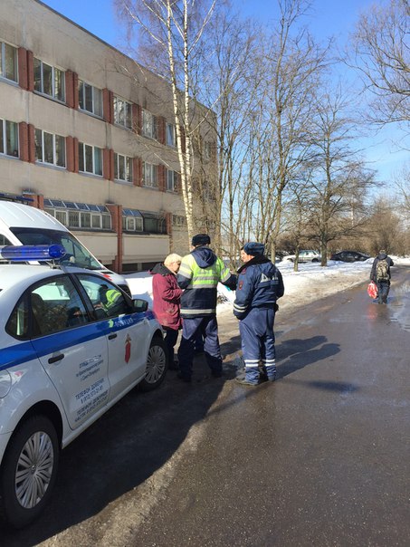 Около поликлиники N 103, во дворе у перекрестка Энтузиастов и Передовиков водитель на Hyundai, сбил Ба...