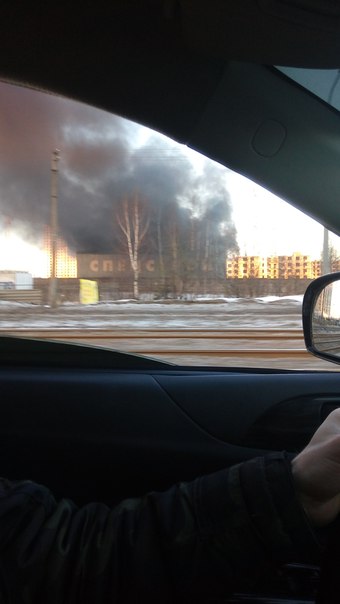 Горит здание Спецстроя на дальневосточном пр. Пожарные стягиваются по потихоньку.