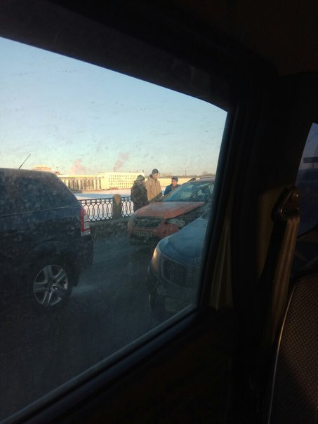 Разворачивается триллер. Водитель оранжевого Subaru своротил перед Таллинской улицей 2 машины и свал...