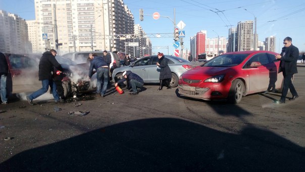 На перекрестке Ленинского проспекта и Доблести столкнулись Mitsubishi Colt и VW Passat есть пострада...