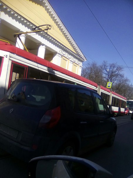 Hyundai не дал влезть БМВ на Садовой напротив Апрашки