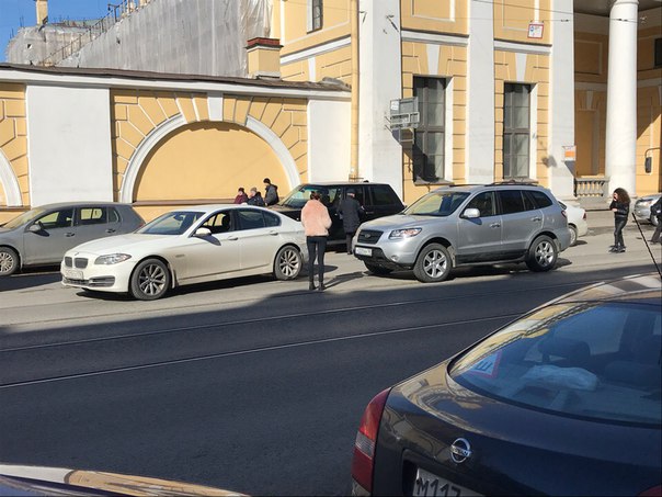 Hyundai не дал влезть БМВ на Садовой напротив Апрашки