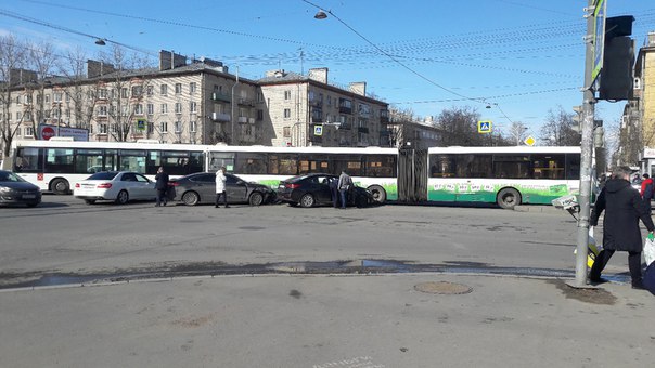 На пересечение Орджоникидзе и Ленсовета столкнулись автобус и 2 легковушки. Стоят трамваи в сторону ...