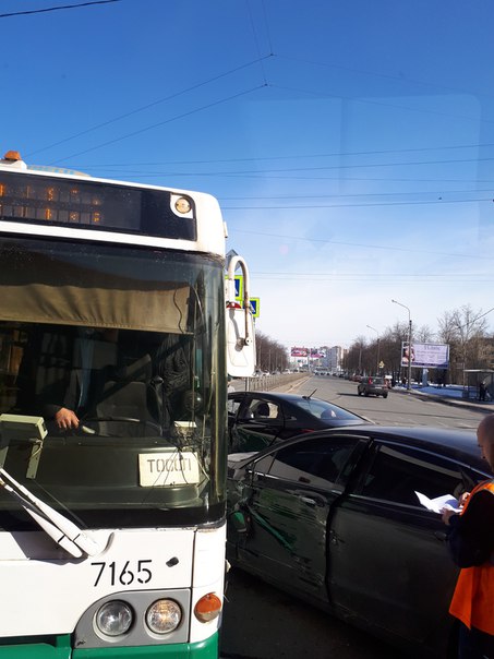 На пересечение Орджоникидзе и Ленсовета столкнулись автобус и 2 легковушки. Стоят трамваи в сторону ...