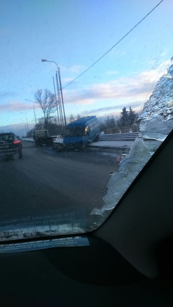 На высотах Пулковского шоссе в сторону города разлетелись микроавтобус с такси