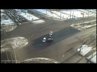 В ожидании левого поворота с Испытателей на Сизова, автомобилист высунул бампер из-за машины рядом,...