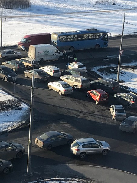 Дтп на перекрестке Стойкости и Маршала Жукова, службы на месте, проезду мешают.