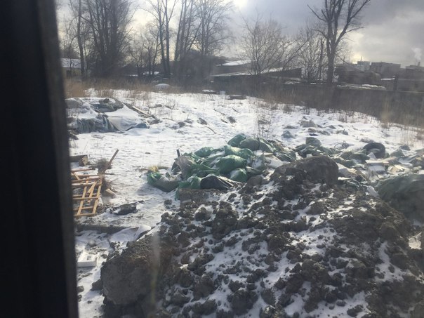 Очередная незаконная свалка строительного мусора была обнаружена жителями Санкт-Петербурга под Митро...