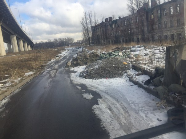 Очередная незаконная свалка строительного мусора была обнаружена жителями Санкт-Петербурга под Митро...
