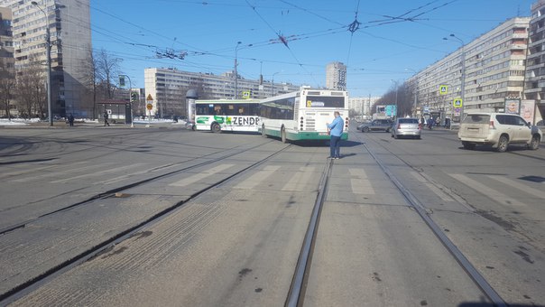 На пересечении Наличной и Нахимова автобусы не поделили дорогу, трамваи в обе стороны встали.