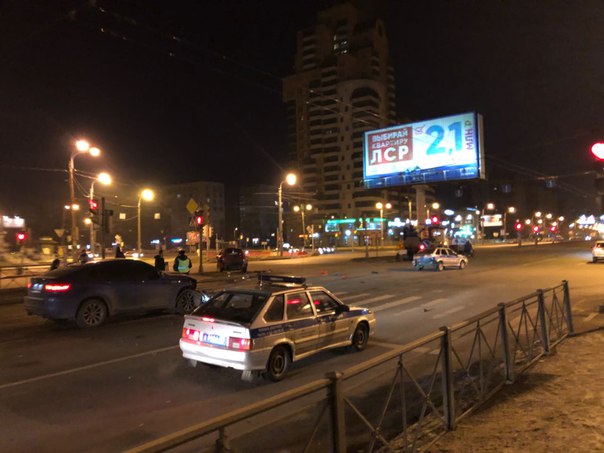 В районе 3-00 на перекрестке пр. Славы и Бухарестской мужик на X6 по цепочке засадил двум сразу, пос...