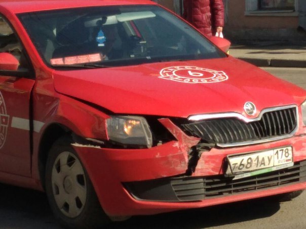 Две красные машины встретились на перекрестке Суворовского и 3-Советской. Таксист летел по Суворовск...
