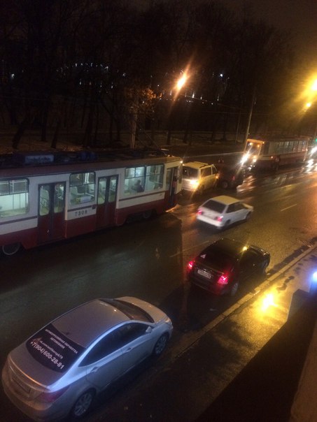 Авария на проспекте Обуховской обороны д.21-23 . Все живы , трамваи в ловушке.