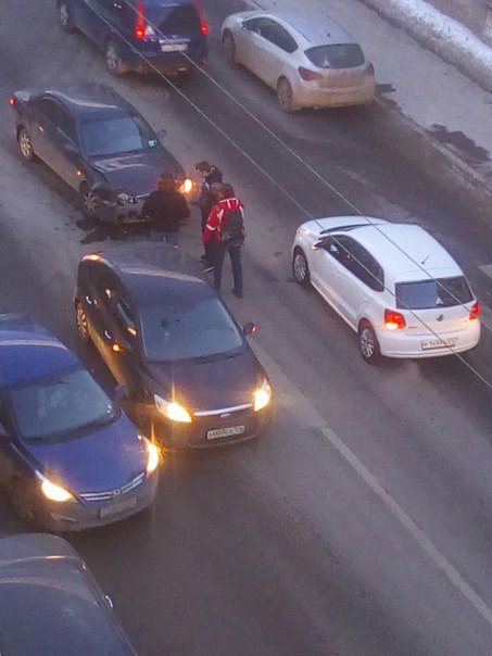 Догнались на перекрестке Большого Сампсониевского пр. и Выборгской улицы, Пробке быть в обе стороны.