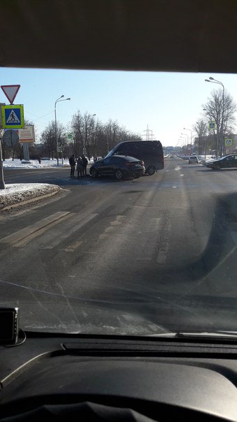 Воскресное утро было испорчено у двух автолюбителей на перекрёстке Маршала Блюхера и Кондратьевског...