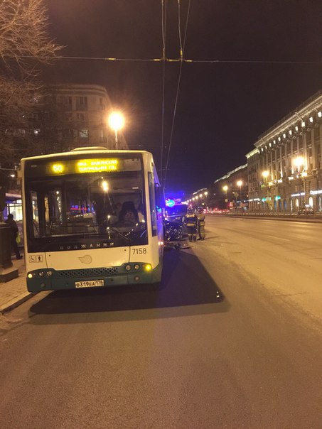 На Московском проспекте, у Фрунзенской, автомобиль врезался в автобус