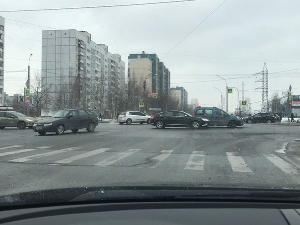 На пересечении Стародеревенской и Камышовой улиц столкнулись Peugeot и Лада