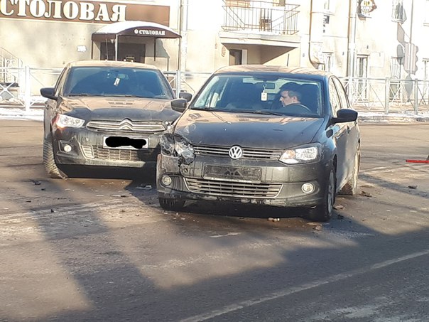 Ситроен и Volkswagen устроили ДТП на перекрестке Заозерной и Киевской.