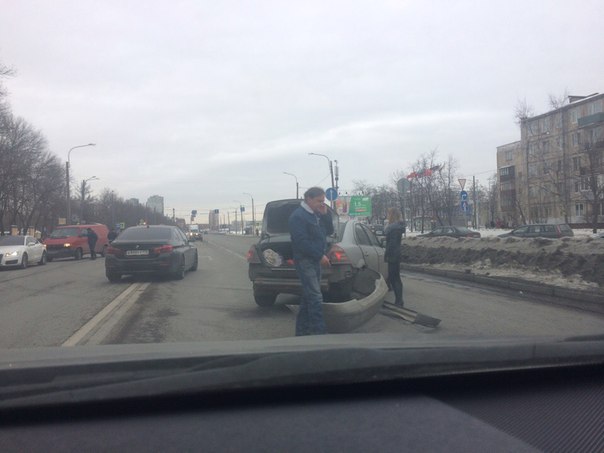 На пр. Юрия Гагарина микроавтобус выехал из кармана, решил развернуться через двойную сплошную и уда...