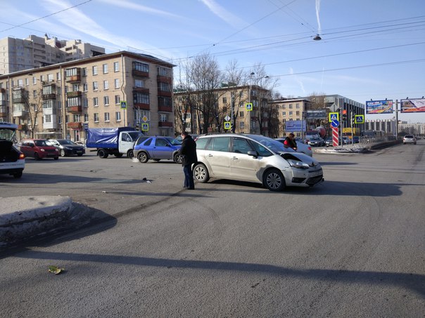 Таксисту после столкновения с Ситроеном на перекрестке улиц Ленсовета и Орджоникидзе пришлось прове...