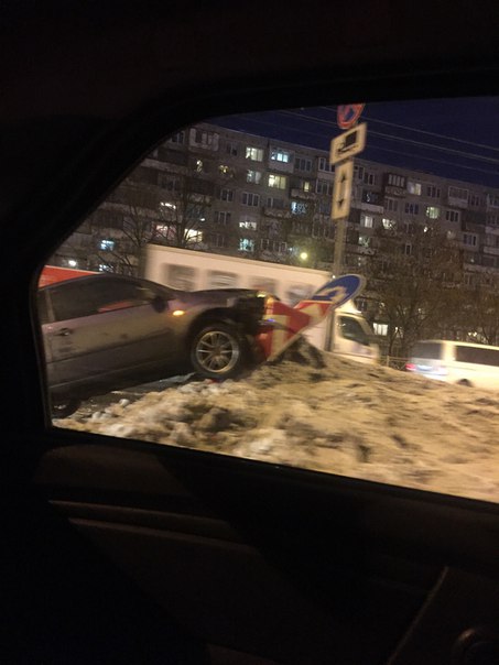 На Софийской автомобилист промахнулся мимо кармана. Дорога обледенелая.