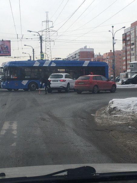 Пересечение Богатырского пр. и Гаккелекской ул. Пробки пока нет.