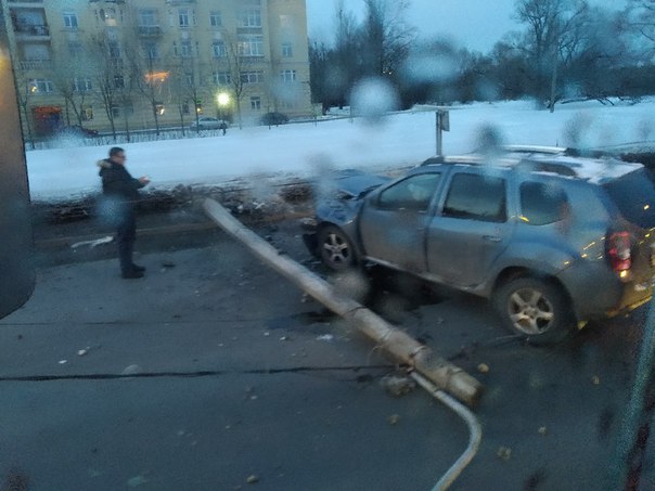 На Петергофском шоссе Renault Дастер на пару с Chevrolet Круз уронили столб, Водитель на ногах