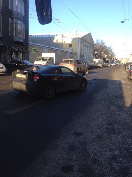 ДТП на Садовой улице в районе Банковского переулка перекрыло движение транспорта в сторону Невского.